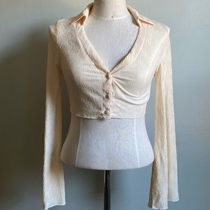 Cropped bell sleeve top. Plisse fabric